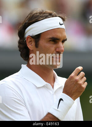 London, Londres, Royaume-Uni. 6 juillet, 2014. Le suisse Roger Federer réagit lors de son dernier match du tournoi contre la Serbie de Novak Djokovic lors de la 2014 de Wimbledon à Wimbledon, dans le sud-ouest de Londres, le 6 juillet 2014. Credit : Meng Yongmin/Xinhua/Alamy Live News Banque D'Images