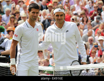 London, Londres, Royaume-Uni. 6 juillet, 2014. De la Serbie de Novak Djokovic (L) et du suisse Roger Federer poser avant leur dernier match du tournoi de Wimbledon 2014 au à Wimbledon, dans le sud-ouest de Londres, le 6 juillet 2014. Credit : Meng Yongmin/Xinhua/Alamy Live News Banque D'Images