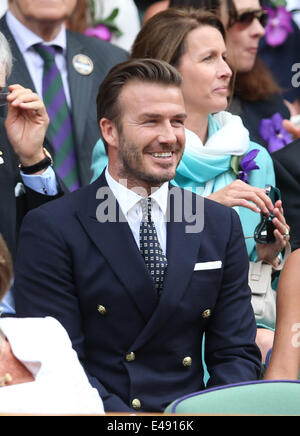 London, Londres, Royaume-Uni. 6 juillet, 2014. Ancien footballeur Anglais David Beckham montres le masculin match final entre la suisse Roger Federer et Novak Djokovic la Serbie lors de la 2014 de Wimbledon à Wimbledon, dans le sud-ouest de Londres, le 6 juillet 2014. Credit : Meng Yongmin/Xinhua/Alamy Live News Banque D'Images