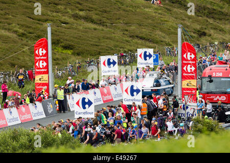 Blubberhouses, North Yorkshire, UK 6 juillet 2014. Les foules se rassemblent pour attendre l'arrivée du peloton au sommet de la première journée deux classés montée. IanWray Auteur/Alamy live news Banque D'Images