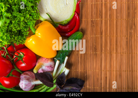 Pile de délicieux légumes utile sur une serviette de table en bois Banque D'Images