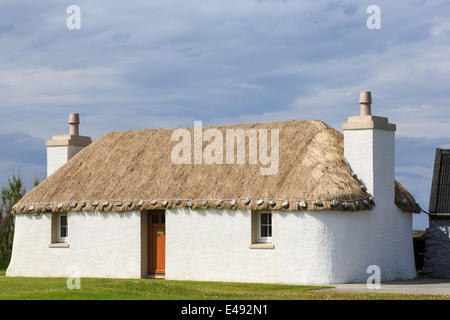 Vieux cottage restauré au chaume croft whitehouse avec murs traditionnels écossais en limewashed. South Uist Outer Hebrides Western Isles Scotland Royaume-Uni Banque D'Images