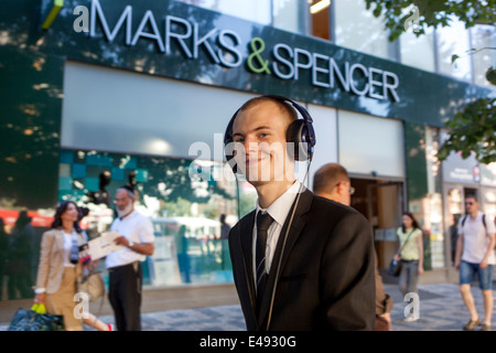 L'homme au casque, Marks & Spencer Wenceslas Square Prague, République Tchèque Banque D'Images