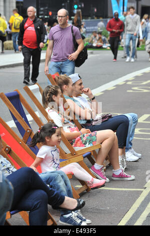 Regent Street, Londres, Royaume-Uni. 6 juillet 2014. Les gens s'asseoir dans des chaises longues devant un magasin Tommy Hilfiger, l'un des événements sur Regent Street, qui a un thème 'jardin'. Crédit : Matthieu Chattle/Alamy Live News Banque D'Images