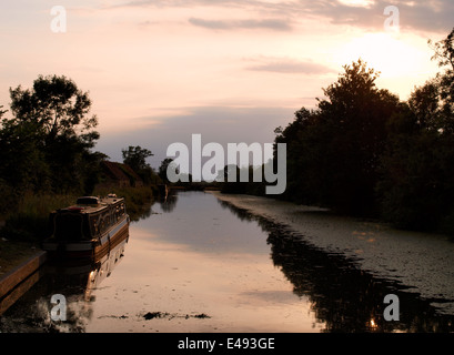 Coucher du soleil sur le canal Kennet et Avon, Devizes, Wiltshire, Royaume-Uni Banque D'Images