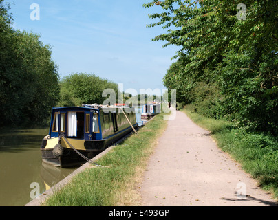 Chemin de halage le long du canal de Kennet et Avon, Devizes, Wiltshire, Royaume-Uni Banque D'Images