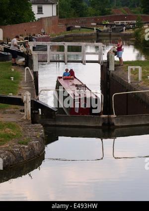 Bateau étroit entre dans une serrure sur le Caen Hill Locks sur le canal Kennet et Avon, Devizes, Wiltshire, Royaume-Uni Banque D'Images