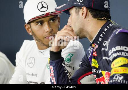 Dimanche 6 juillet. Lewis Hamilton (GBR), l'équipe de Formule 1 Mercedes, célèbre la victoire britannique de Formule 1 2014 DU PRIX, Silverstone, Angleterre. Banque D'Images