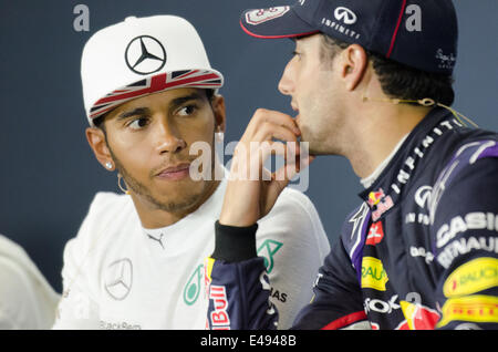 Dimanche 6 juillet. Lewis Hamilton (GBR), l'équipe de Formule 1 Mercedes, célèbre la victoire britannique de Formule 1 2014 DU PRIX, Silverstone, Angleterre. Banque D'Images