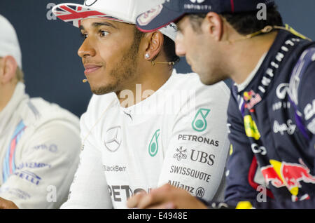 Dimanche 6 juillet. Lewis Hamilton (GBR), l'équipe de Formule 1 Mercedes, célèbre la victoire britannique de Formule 1 2014 DU PRIX, Silverstone, Angleterre. Banque D'Images