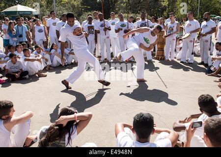 Sao Paulo, Brésil. Le 06 juillet, 2014. Les spectacles de danse de rue brésilien Capoeira au parc Ibirapuera à Sao Paulo, Brésil, 06 juillet 2014. La Coupe du Monde de la Fifa 2014 a lieu au Brésil du 12 juin au 13 juillet 2014. Photo : Marius Becker/dpa/Alamy Live News Banque D'Images