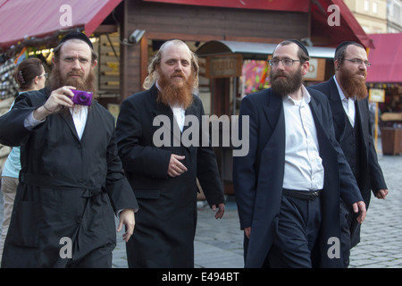 Les Juifs orthodoxes à Prague Banque D'Images