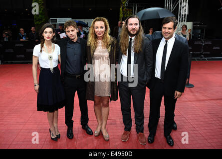 Munich, Allemagne. 5 juillet, 2014. Astrid berges-Frisbey actrice (L-R), l'acteur américain Michael Pitt, directeur du festival du film Diana Iljine Mike Cahill, directeur-producteur et Alex Orlovski posent à l'événement final du festival international du film de Munich à Munich, Allemagne, 5 juillet 2014. Photo : Felix Hoerhager/dpa/Alamy Live News Banque D'Images