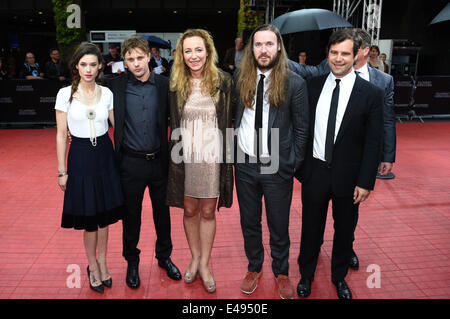 Munich, Allemagne. 5 juillet, 2014. Astrid berges-Frisbey actrice (L-R), l'acteur américain Michael Pitt, directeur du festival du film Diana Iljine Mike Cahill, directeur-producteur et Alex Orlovski posent à l'événement final du festival international du film de Munich à Munich, Allemagne, 5 juillet 2014. Photo : Felix Hoerhager/dpa/Alamy Live News Banque D'Images
