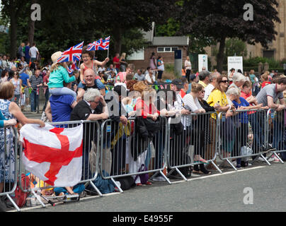 Huddersfield, UK. Le 06 juillet, 2014. Le Tour de France arrive à Huddersfield : Sur la photo : La foule attendant l'arrivée du Tour de France 2014 à Huddersfield, Yorkshire © David Preston/Alamy Live News Crédit : David Preston/Alamy Live News Banque D'Images