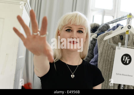 Berlin, Allemagne. Le 06 juillet, 2014. Designer irlandais Maria Lola Roche pose pendant les préparatifs pour le spectacle designer pour demain" au cours de la Mercedes-Benz Fashion Week à Berlin, Allemagne, 06 juillet 2014. Les semaines de la mode se déroule du 08 juillet au 11 juillet 2014. Photo : Jens Kalaene/dpa/Alamy Live News Banque D'Images