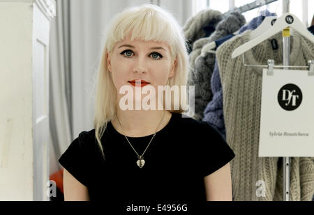 Berlin, Allemagne. Le 06 juillet, 2014. Designer irlandais Maria Lola Roche pose pendant les préparatifs pour le spectacle designer pour demain" au cours de la Mercedes-Benz Fashion Week à Berlin, Allemagne, 06 juillet 2014. Les semaines de la mode se déroule du 08 juillet au 11 juillet 2014. Photo : Jens Kalaene/dpa/Alamy Live News Banque D'Images