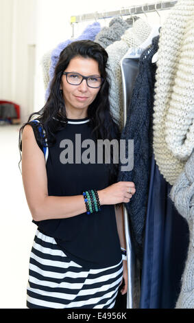 Berlin, Allemagne. Le 06 juillet, 2014. Designer bulgare Sylvia Roustcheva pose pendant les préparatifs pour le spectacle designer pour demain" au cours de la Mercedes-Benz Fashion Week à Berlin, Allemagne, 06 juillet 2014. Les semaines de la mode se déroule du 08 juillet au 11 juillet 2014. Photo : Jens Kalaene/dpa/Alamy Live News Banque D'Images