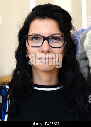 Berlin, Allemagne. Le 06 juillet, 2014. Designer bulgare Sylvia Roustcheva pose pendant les préparatifs pour le spectacle designer pour demain" au cours de la Mercedes-Benz Fashion Week à Berlin, Allemagne, 06 juillet 2014. Les semaines de la mode se déroule du 08 juillet au 11 juillet 2014. Photo : Jens Kalaene/dpa/Alamy Live News Banque D'Images