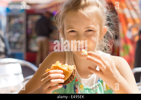 Girl le déjeuner dans un restaurant fast-food Banque D'Images