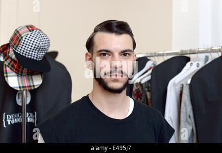 Berlin, Allemagne. Le 06 juillet, 2014. Le designer Italien Matteo Lamandini pose pendant les préparatifs pour le spectacle designer pour demain" au cours de la Mercedes-Benz Fashion Week à Berlin, Allemagne, 06 juillet 2014. Les semaines de la mode se déroule du 08 juillet au 11 juillet 2014. Photo : Jens Kalaene/dpa/Alamy Live News Banque D'Images