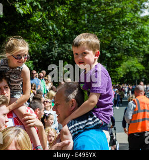 Les enfants étant donné un birds eye view de la procédure dans la phase 2 de Holmfirth sur le Tour de France 2014. Des milliers de personnes étaient alignés le long des routes avec une vive concurrence pour obtenir la meilleure qualité de l'approche de peleton. West Yorkshire, UK Banque D'Images