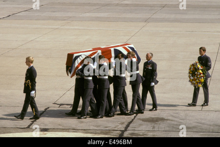 AJAXNETPHOTO.30 AOÛT 1979. EASTLEIGH, ANGLETERRE-MOUNTBATTEN RENTRE À LA MAISON-AIRCRAFTMEN DU VOL DE LA REINE PORTE LE CERCUEIL DRAPÉ DU DRAPEAU DE L'UNION DU 1ER COMTE MOUNTBATTEN DE BIRMANIE APRÈS SON ARRIVÉE ICI EN ROUTE VERS SA MAISON DE ROMSEY SUITE À L'ASSASSINAT DE L'AMIRAL DE LA FLOTTE EN IRLANDE. PHOTO : JONATHAN EASTLAND/AJAX REF:21103 4 120 Banque D'Images