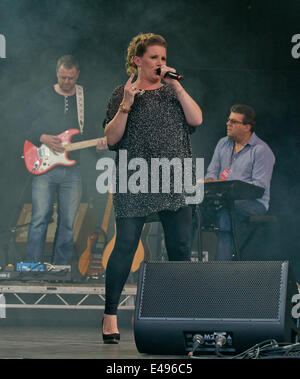 Great Tew, UK. Le 06 juillet, 2014. Sam Bailey sur la scène principale au Festival Cornbury Crédit : charlie bryan/Alamy Live News Banque D'Images