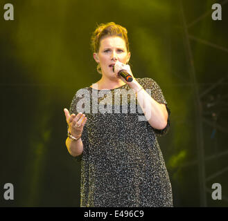 Great Tew, UK. Le 06 juillet, 2014. Sam Bailey sur la scène principale au Festival Cornbury Crédit : charlie bryan/Alamy Live News Banque D'Images