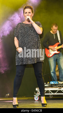 Great Tew, UK. Le 06 juillet, 2014. Sam Bailey sur la scène principale au Festival Cornbury Crédit : charlie bryan/Alamy Live News Banque D'Images