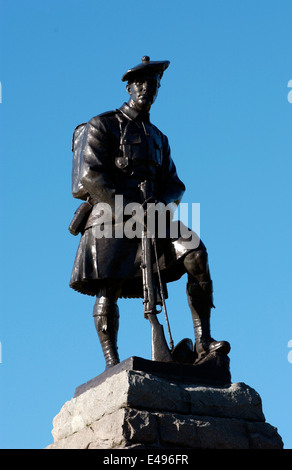 BEAUMONT HAMEL,FRANCE-Terre-neuve PARK-statue en bronze de soldat en kilt DONNE SUR L'ANCIENNE LIGNES ALLEMANDES.PHOTO:JONATHAN EASTLAND. Banque D'Images