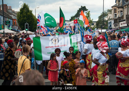 Oxford, UK. Le 06 juillet, 2014. Artistes au Cowley Road Carnaval, Oxford, UK Crédit : Stanislav Halcin/Alamy Live News Banque D'Images