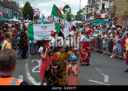 Oxford, UK. Le 06 juillet, 2014. Artistes au Cowley Road Carnaval, Oxford, UK Crédit : Stanislav Halcin/Alamy Live News Banque D'Images