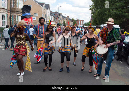 Oxford, UK. Le 06 juillet, 2014. Artistes au Cowley Road Carnaval, Oxford, UK Crédit : Stanislav Halcin/Alamy Live News Banque D'Images