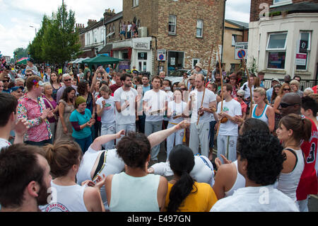 Oxford, UK. Le 06 juillet, 2014. Artistes au Cowley Road Carnaval, Oxford, UK Crédit : Stanislav Halcin/Alamy Live News Banque D'Images