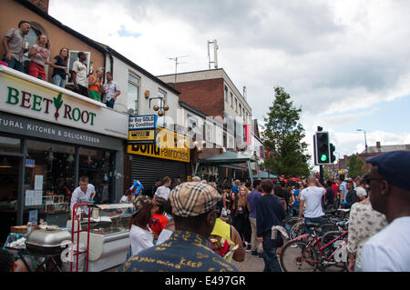 Oxford, UK. Le 06 juillet, 2014. Artistes au Cowley Road Carnaval, Oxford, UK Crédit : Stanislav Halcin/Alamy Live News Banque D'Images