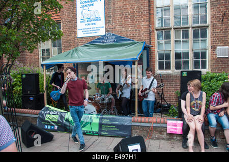 Oxford, UK. Le 06 juillet, 2014. Artistes au Cowley Road Carnaval, Oxford, UK Crédit : Stanislav Halcin/Alamy Live News Banque D'Images