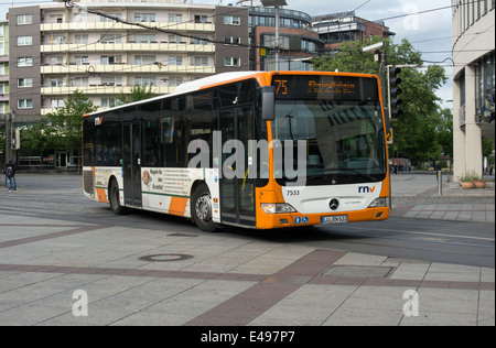 Un seul bus pont exploité par Rhein-Neckar-Verkehr GmbH (RNV) traverse Berliner Platz à Ludwigshafen am Rhein-Oppau, Allemagne Banque D'Images