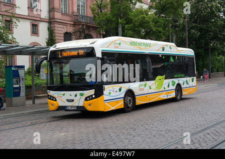 Un VDL Citea SLF-120 exploité par hybride Rhein-Main-Verkehrsverbund (RMV) passés par Darmstadt, Allemagne. Banque D'Images