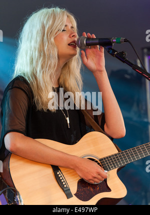 Lindberg Nina Nesbitt actuellement en tournée son 'Album' peroxyde Banque D'Images