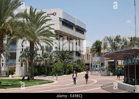 Shaar Hanéguev, Israël. Le 06 juillet, 2014. Très peu d'élèves présents au collège Sapir dans le Shaar Hanéguev Centre Universitaire en fonction des vacances d'été. En février 2008, un étudiant de 30 ans a été tué lors de l'impact par l'arrivée d'un fusée. Des dizaines de mortiers et de roquettes ont été tirées contre Israël depuis la bande de Gaza dans l'escalade récente des hostilités. Credit : Alon Nir/Alamy Live News Banque D'Images