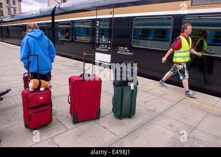 Les passagers avec des valises sur la plate-forme, la principale gare ferroviaire de Prague République Tchèque Banque D'Images