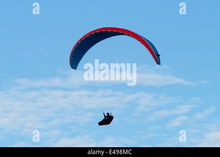 Parapente voler aux côtés du littoral balte dans Stegna, Pologne. Banque D'Images