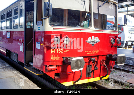 Train, Locomotive à la gare de Masarykovo Nadrazi Masaryk à Prague, République tchèque Banque D'Images