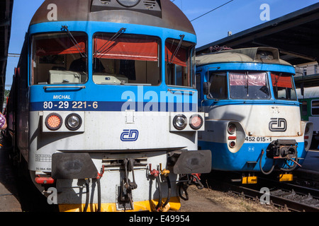 Train deux locomotives à la gare de Masaryk Prague République Tchèque Banque D'Images