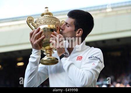 NOVAK DJOKOVIC WIMBLEDON 2014 CHAMPION MENS LE ALL ENGLAND TENNIS CLUB WIMBLEDON Londres Angleterre 06 Juillet 2014 Banque D'Images