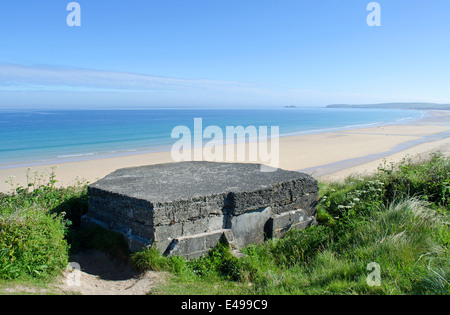 Un vieux seconde guerre mondiale comprimé fort sur la côte à Hayle en Cornouailles, Royaume-Uni Banque D'Images