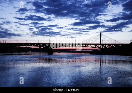 Bridge at night et se reflètent dans l'eau. Swietokrzystki pont. Banque D'Images