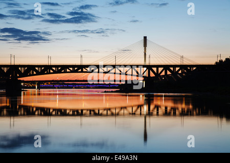 Bridge at night et se reflètent dans l'eau. Swietokrzystki pont. Banque D'Images