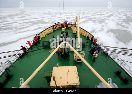 La proue et le pont du brise-glace Sampo dans le golfe de Botnie Banque D'Images